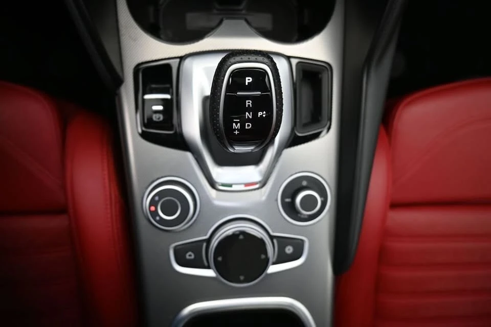 2024 Alfa Romeo Giulia - Image 17 of 20