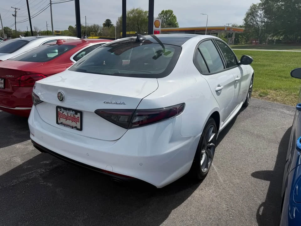 2024 Alfa Romeo Giulia - Image 2 of 3