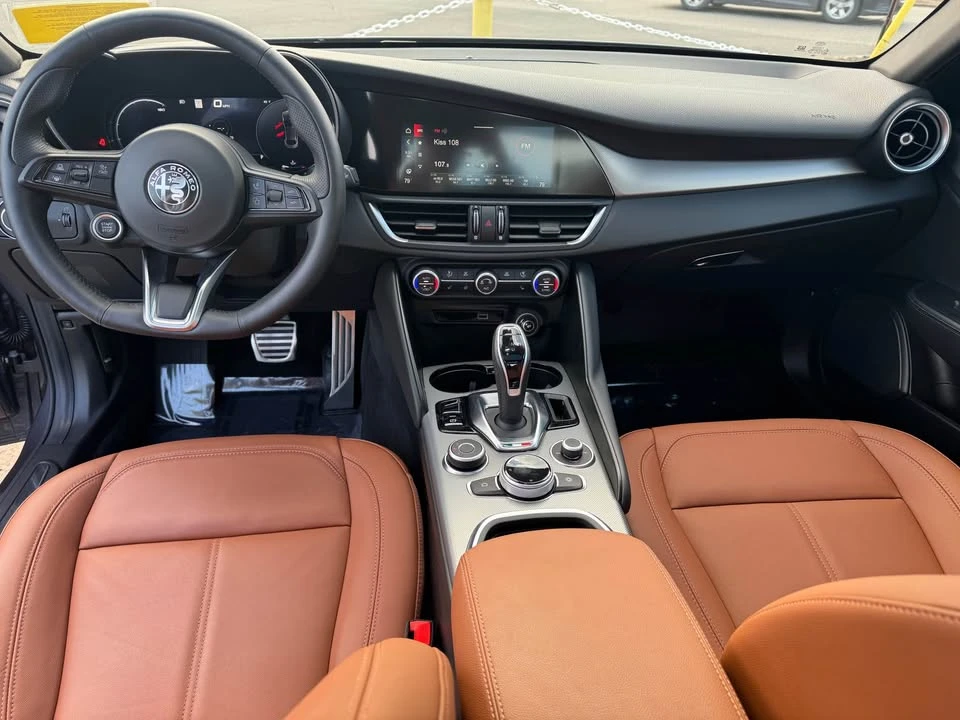 2024 Alfa Romeo Giulia - Image 2 of 12