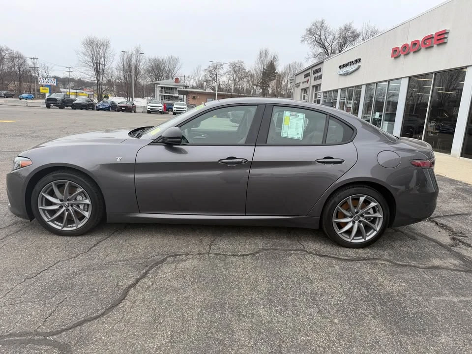 2024 Alfa Romeo Giulia - Image 6 of 17