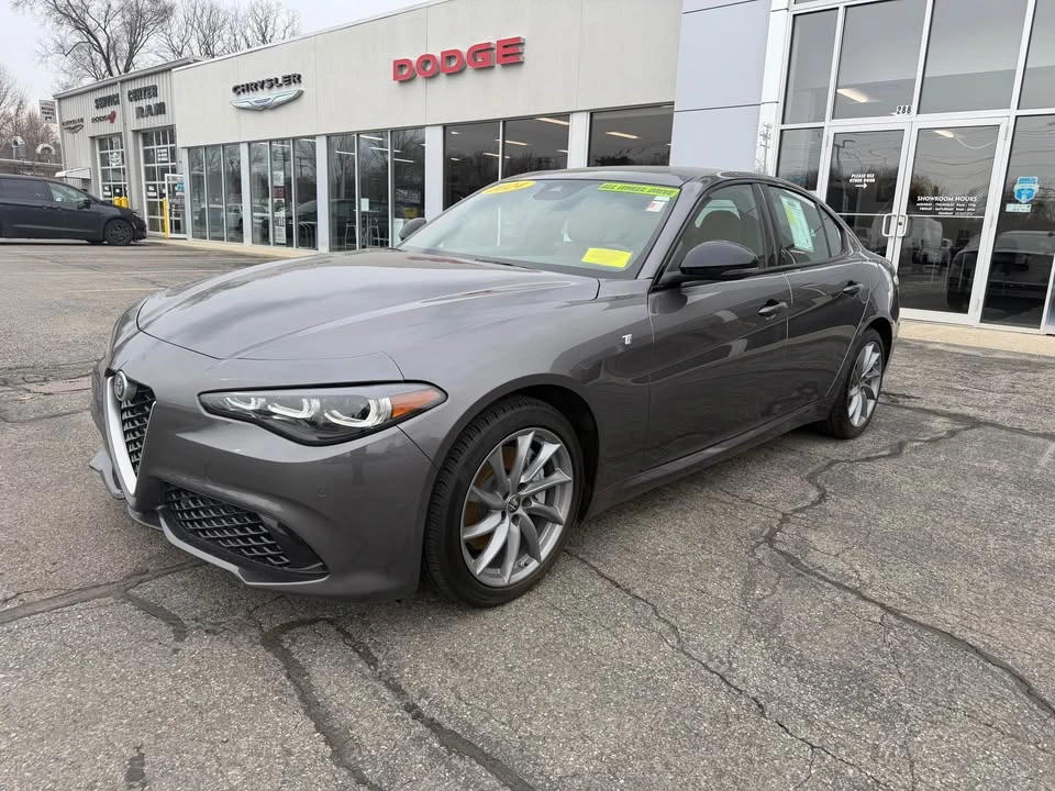 2024 Alfa Romeo Giulia - Image 7 of 17