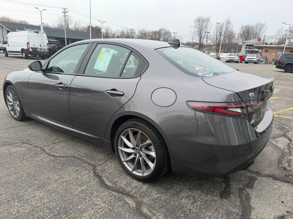 2024 Alfa Romeo Giulia - Image 5 of 17