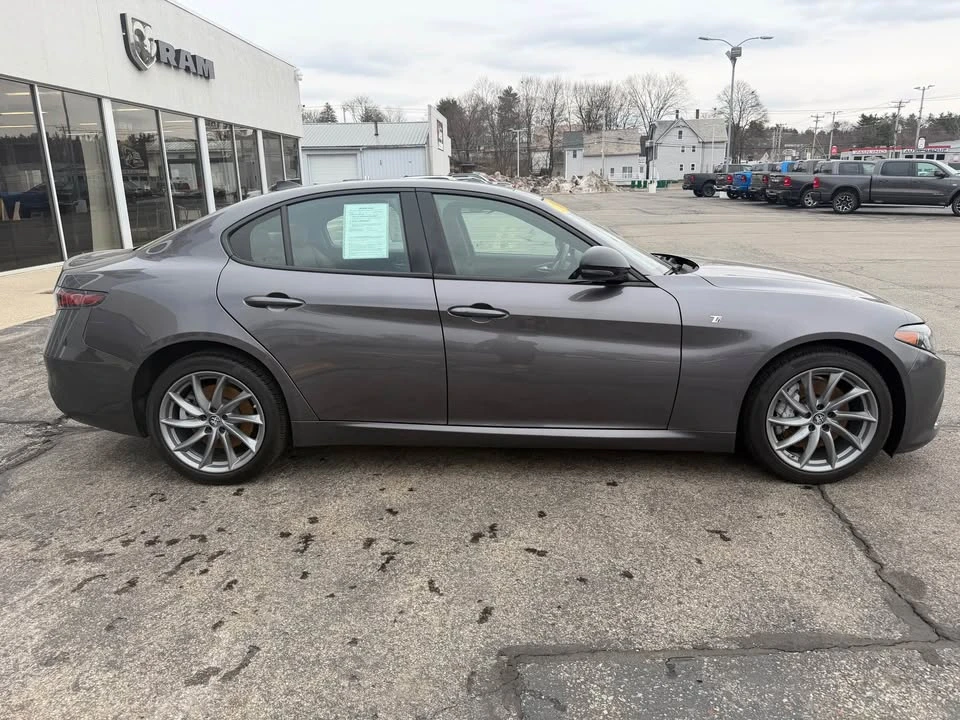 2024 Alfa Romeo Giulia - Image 2 of 17