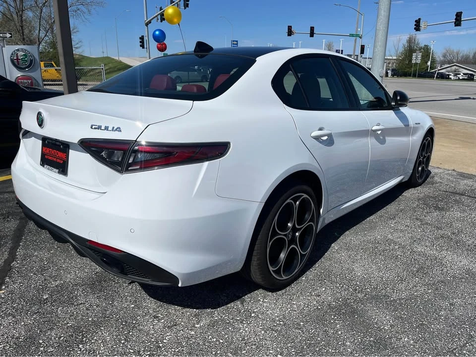 2024 Alfa Romeo Giulia - Image 5 of 19