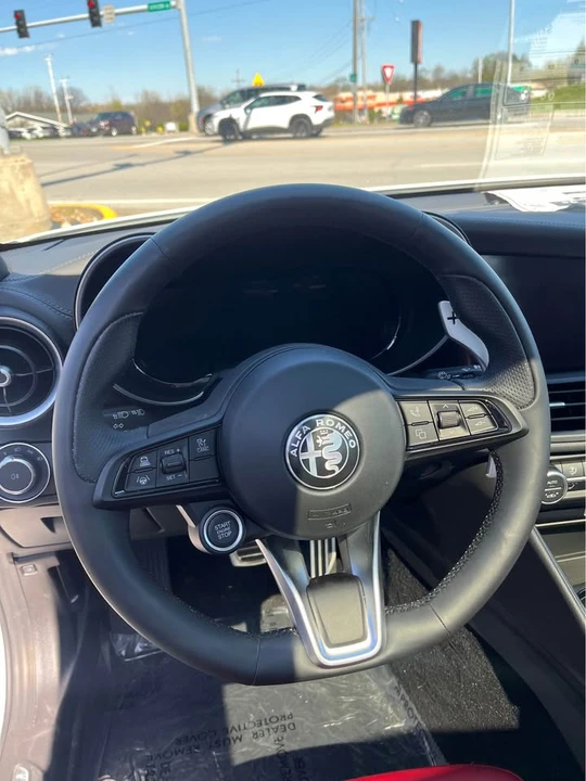 2024 Alfa Romeo Giulia - Image 11 of 19