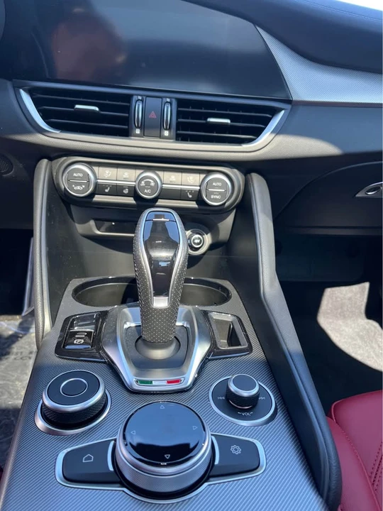 2024 Alfa Romeo Giulia - Image 12 of 19