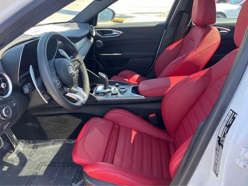 2024 Alfa Romeo Giulia - Image 10 of 19