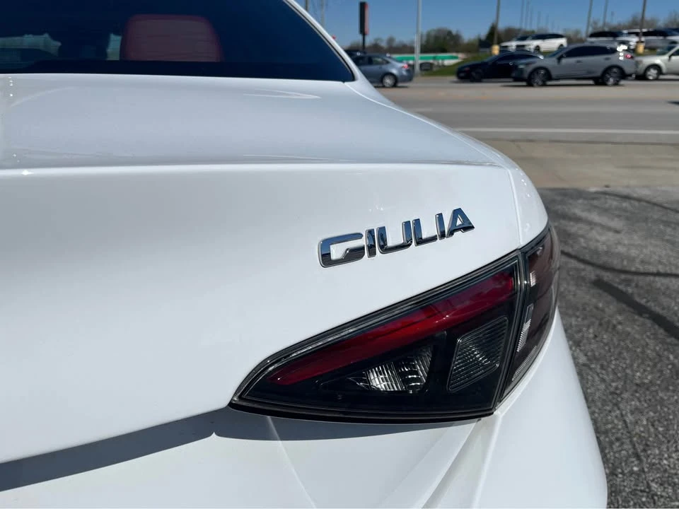 2024 Alfa Romeo Giulia - Image 8 of 19