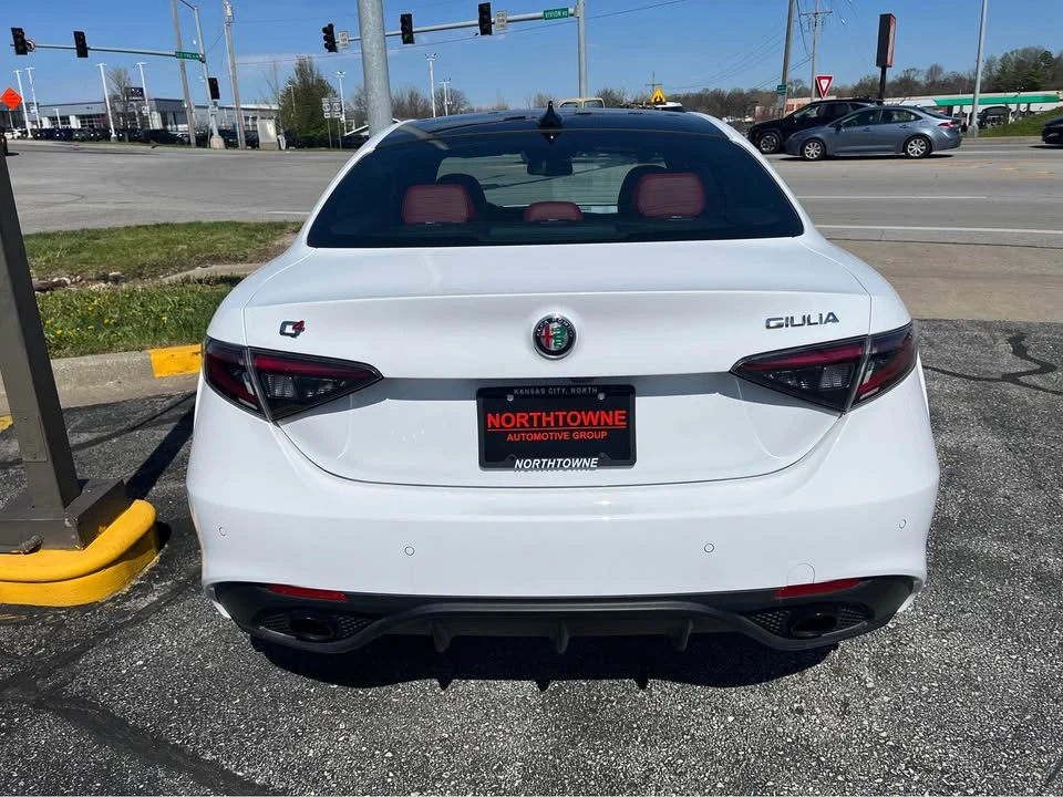 2024 Alfa Romeo Giulia - Image 6 of 19
