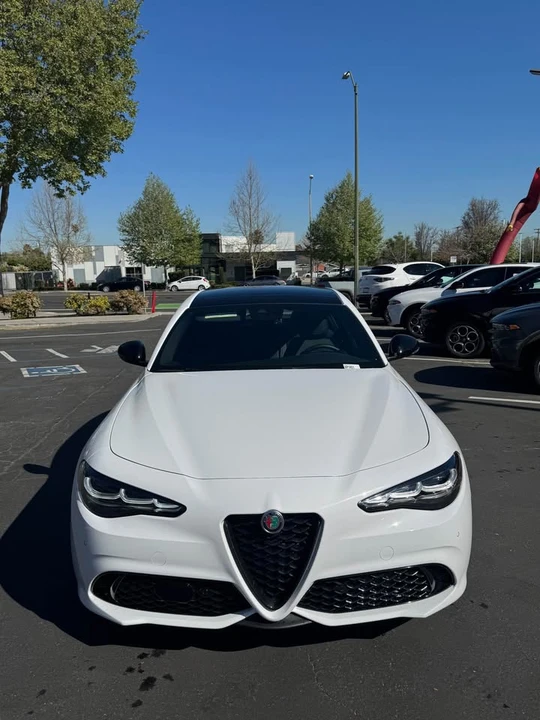 2024 Alfa Romeo Giulia - Image 5 of 15