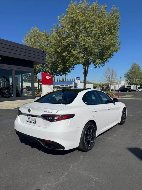 2024 Alfa Romeo Giulia - Image 15 of 15