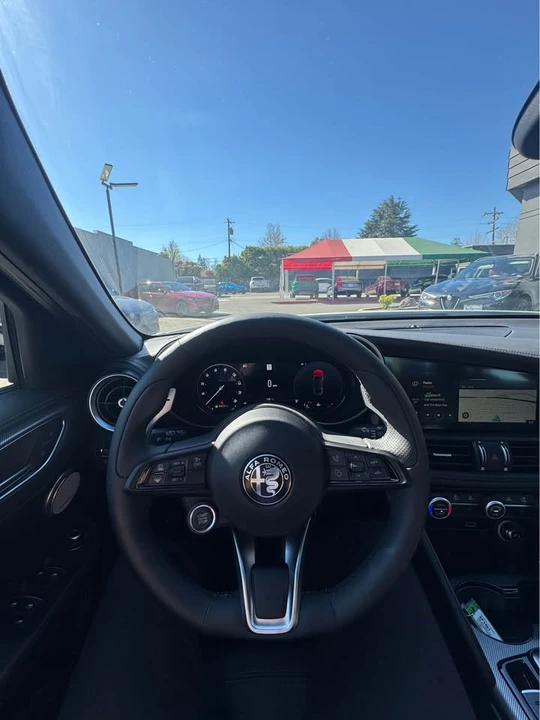 2024 Alfa Romeo Giulia - Image 9 of 15