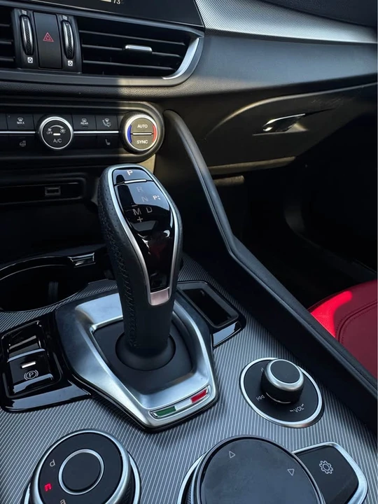 2024 Alfa Romeo Giulia - Image 12 of 13