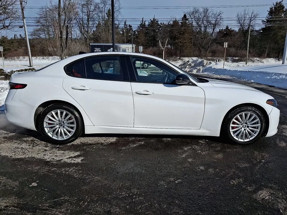 2024 Alfa Romeo Giulia - Image 5 of 13