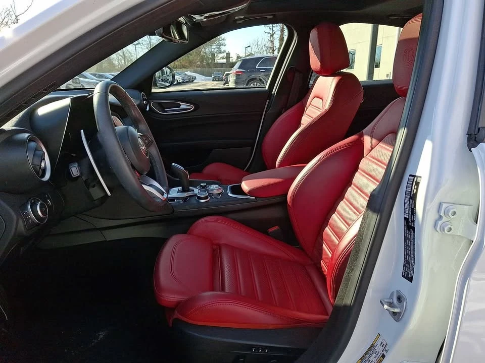 2024 Alfa Romeo Giulia - Image 8 of 13