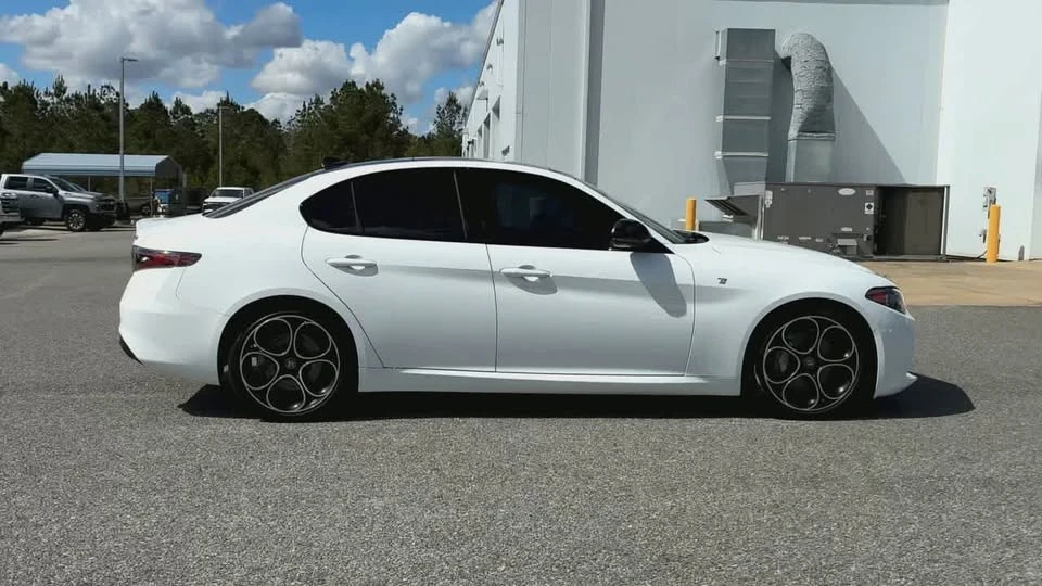 2024 Alfa Romeo Giulia - Image 9 of 20