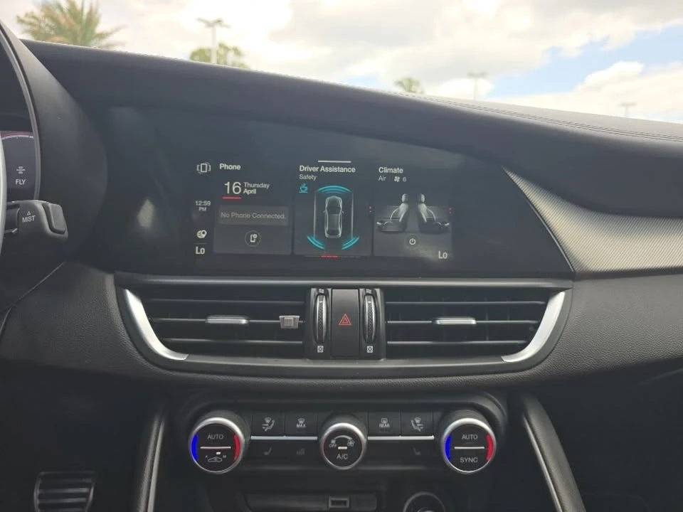 2024 Alfa Romeo Giulia - Image 5 of 18