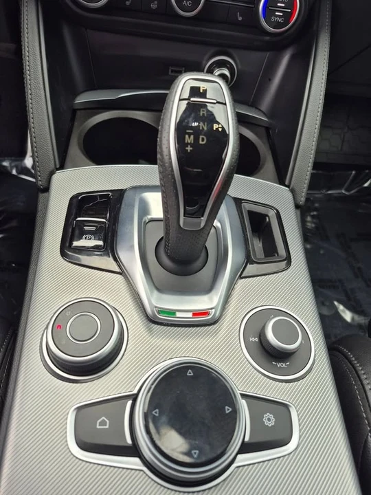 2024 Alfa Romeo Stelvio - Image 14 of 19