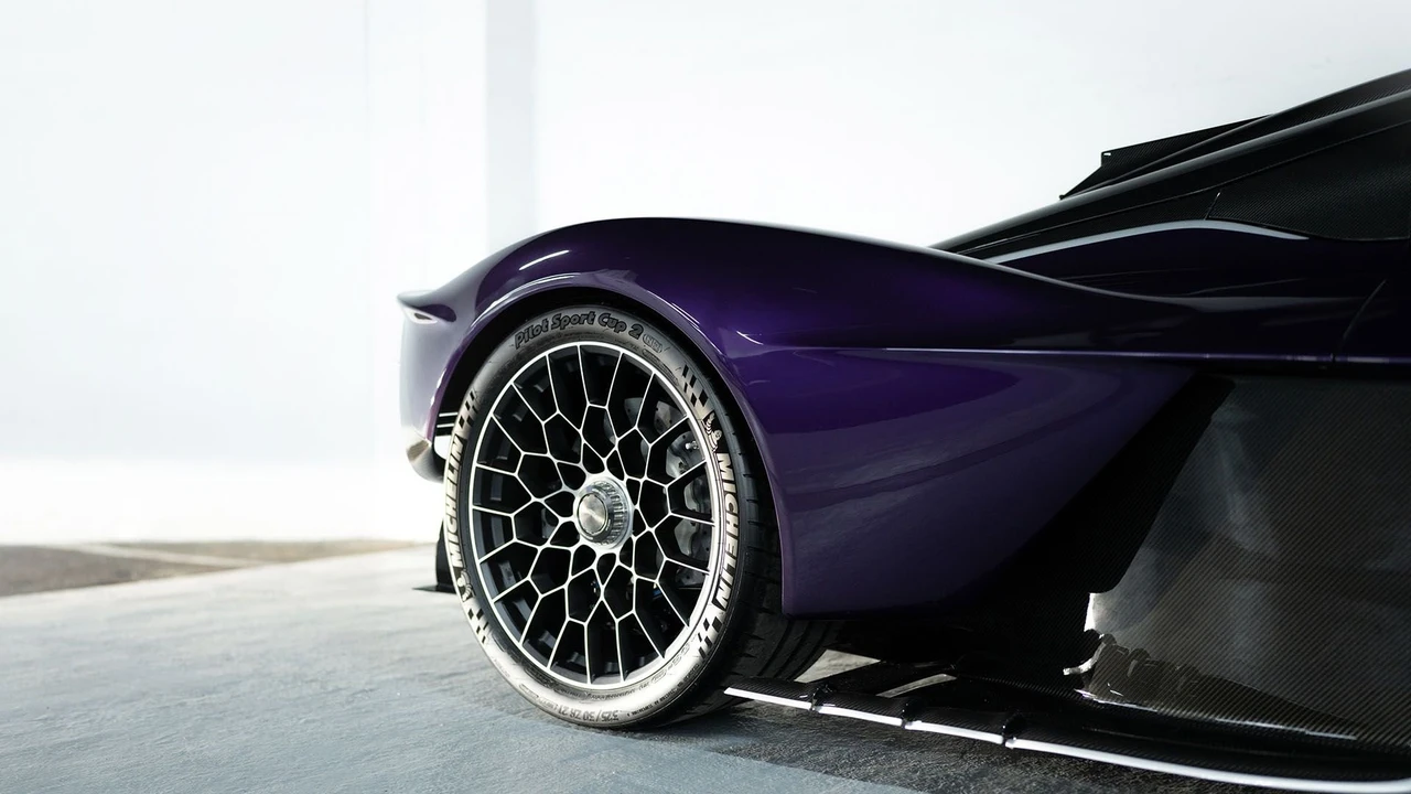 2024 Aston Martin Valkyrie - Image 24 of 31