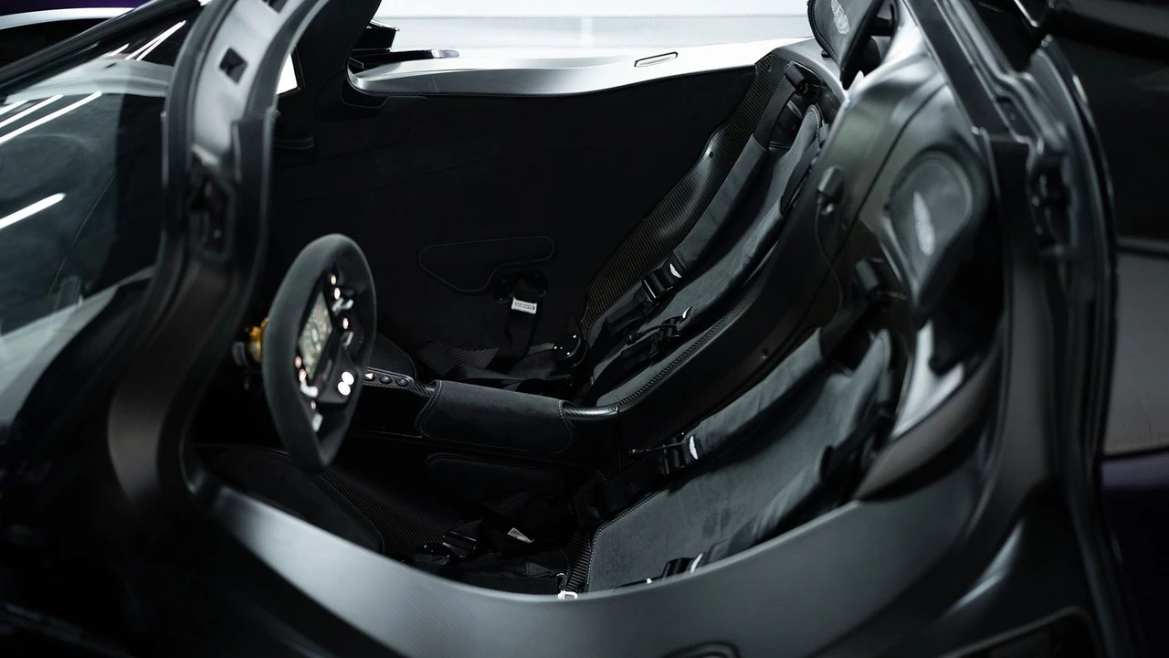 2024 Aston Martin Valkyrie - Image 30 of 31