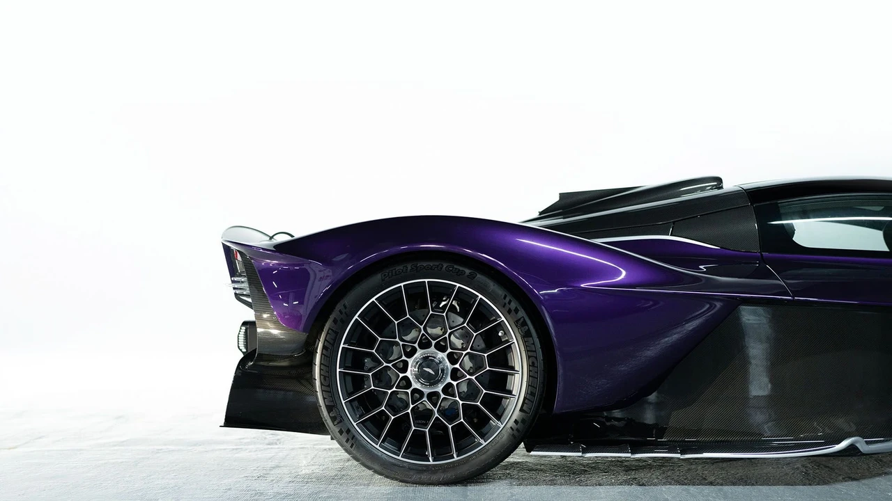 2024 Aston Martin Valkyrie - Image 23 of 31