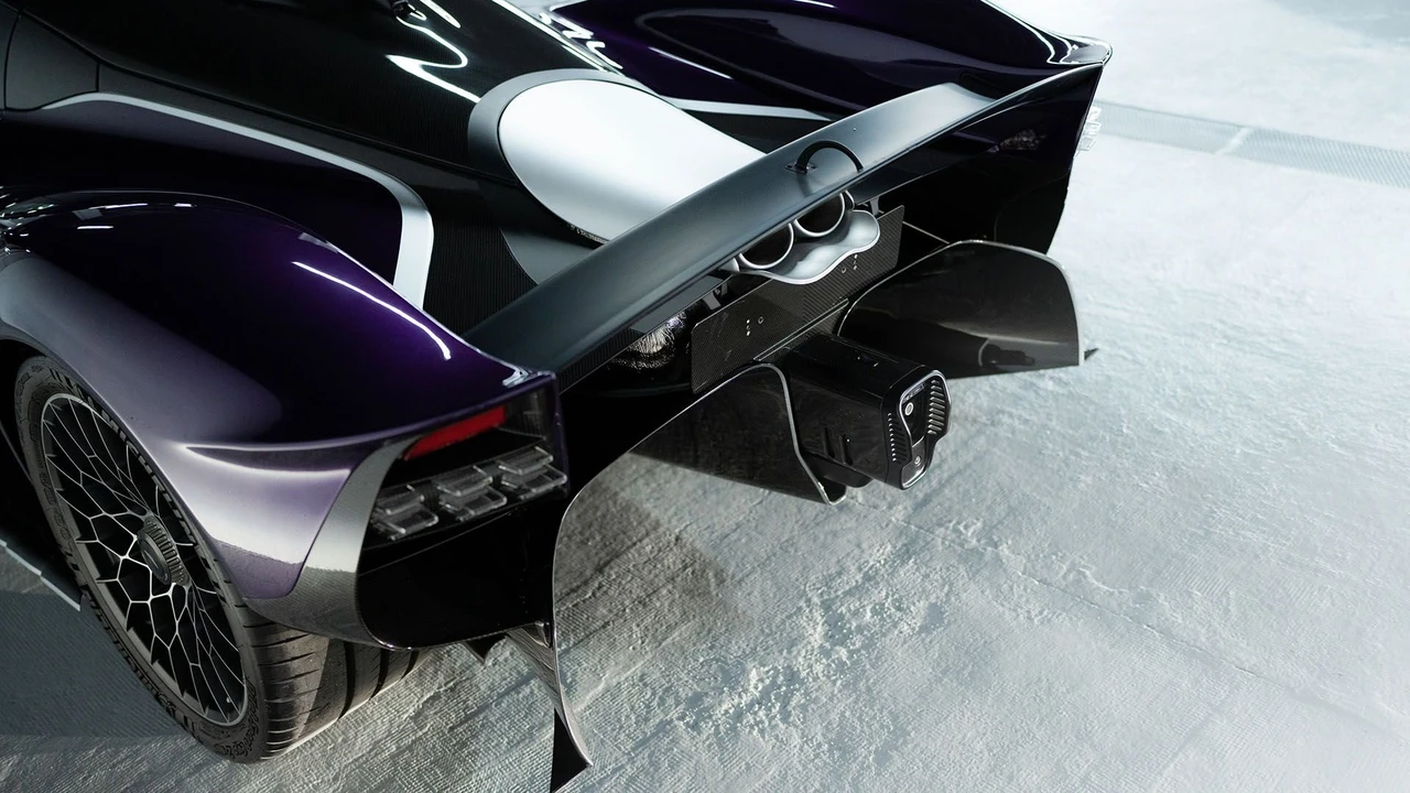 2024 Aston Martin Valkyrie - Image 29 of 31