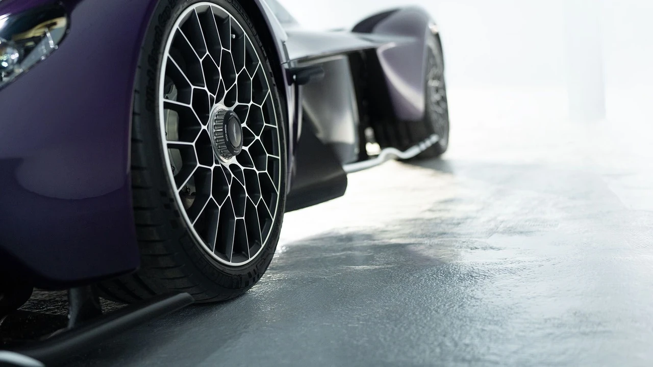 2024 Aston Martin Valkyrie - Image 21 of 31
