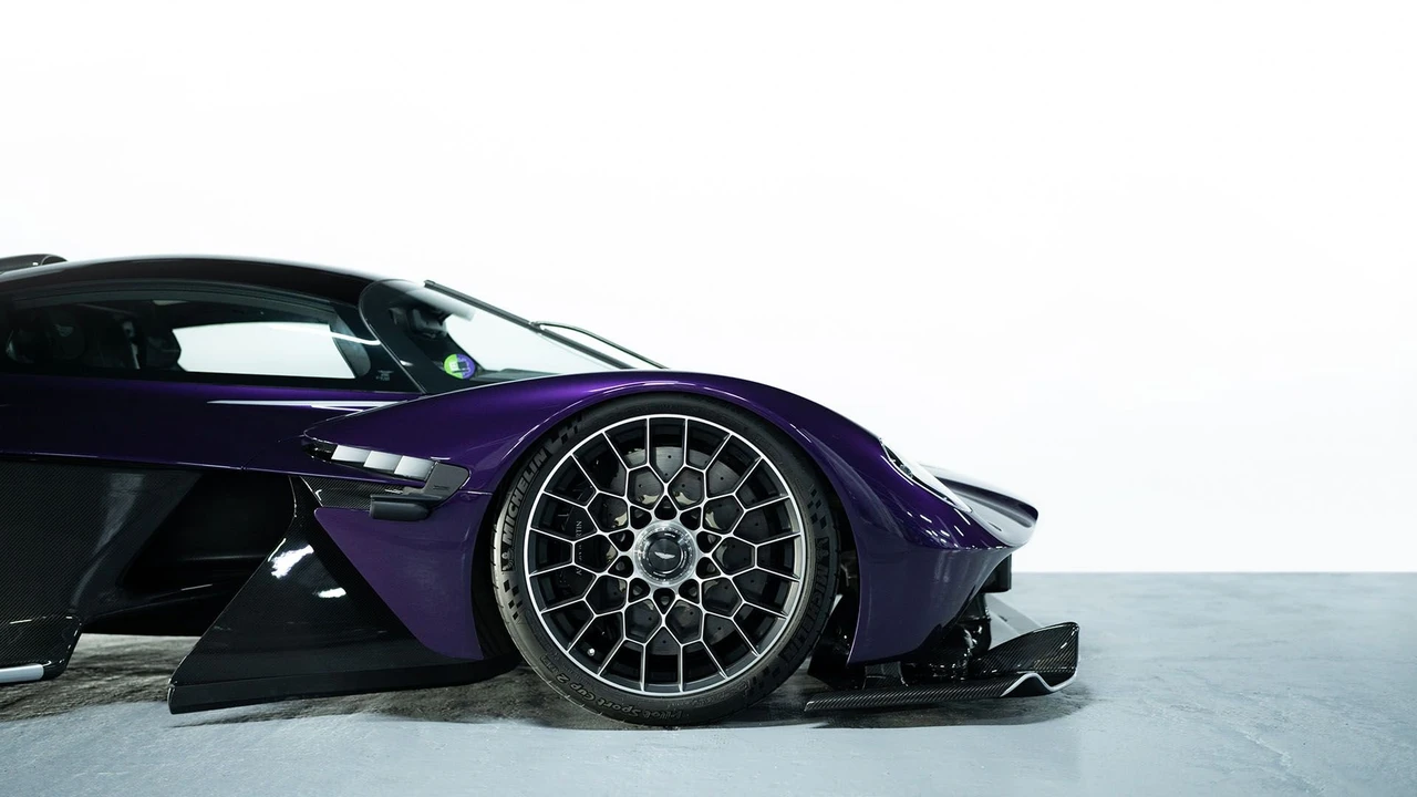 2024 Aston Martin Valkyrie - Image 18 of 31