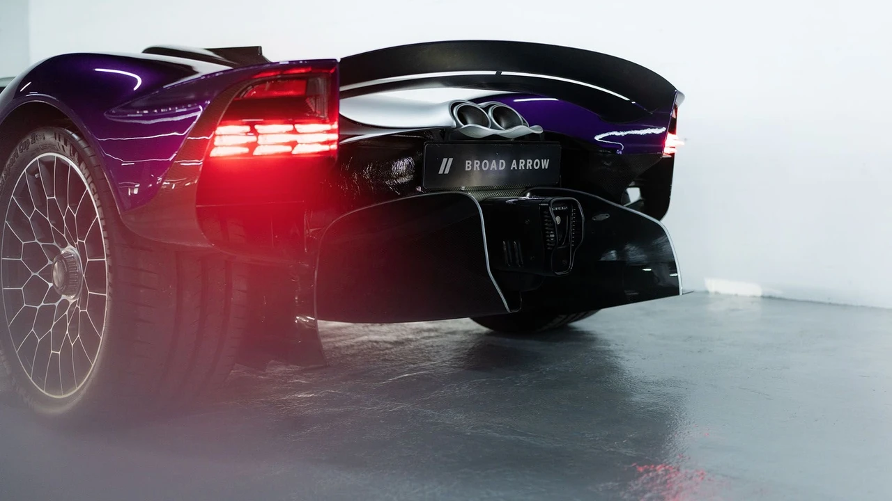 2024 Aston Martin Valkyrie - Image 27 of 31