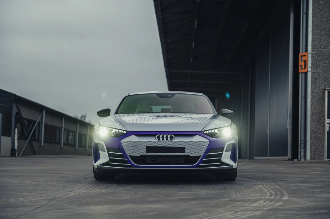 2024 Audi e-tron GT - Image 10 of 31