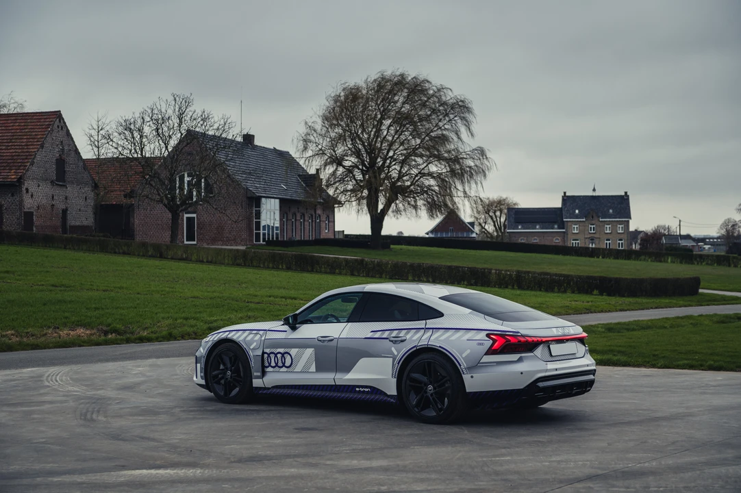 2024 Audi e-tron GT - Image 12 of 31