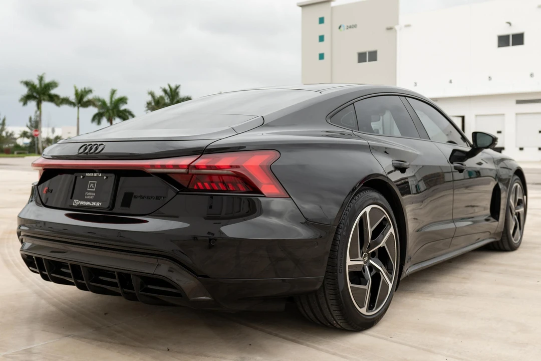 2024 Audi e-tron GT - Image 4 of 31