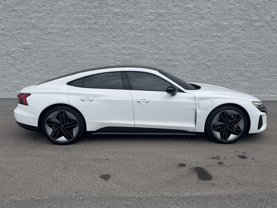 2024 Audi e-tron GT - Image 13 of 30
