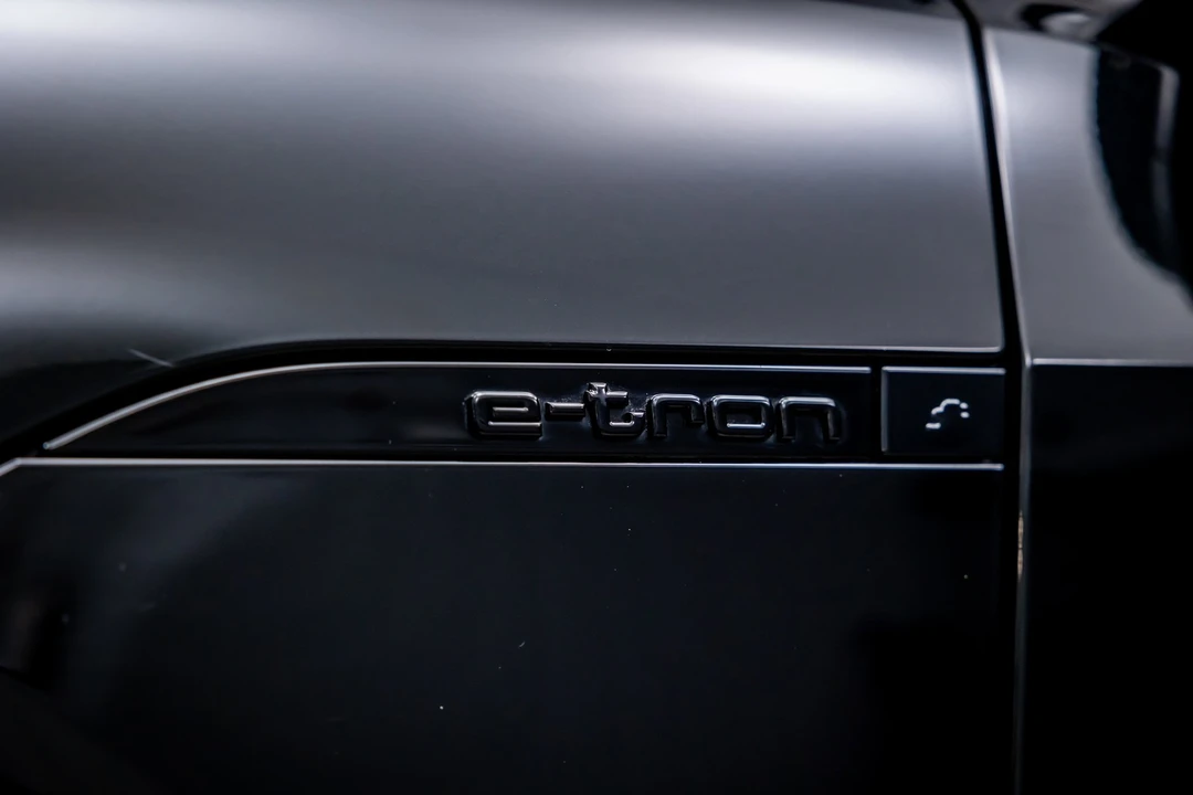 2024 Audi SQ8 e-tron - Image 17 of 21