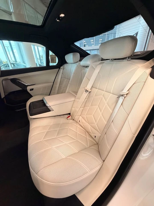 2024 BMW G70 7 Series - Image 12 of 20
