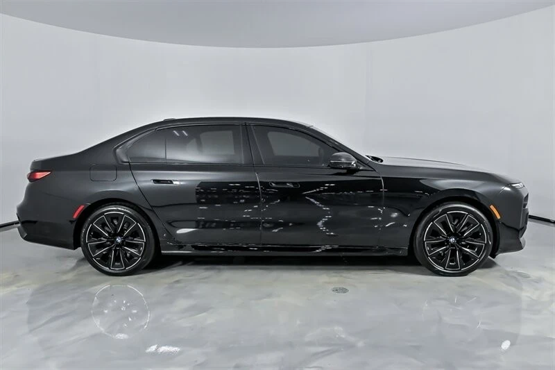 2024 BMW G70 7 Series - Image 14 of 21