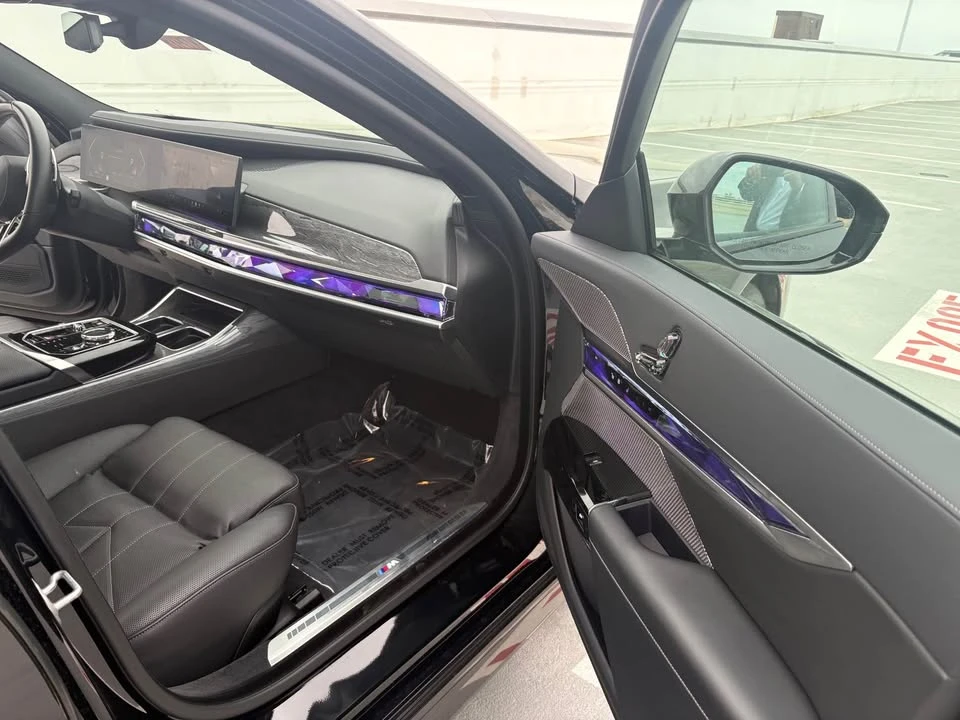 2024 BMW G70 7 Series - Image 8 of 11