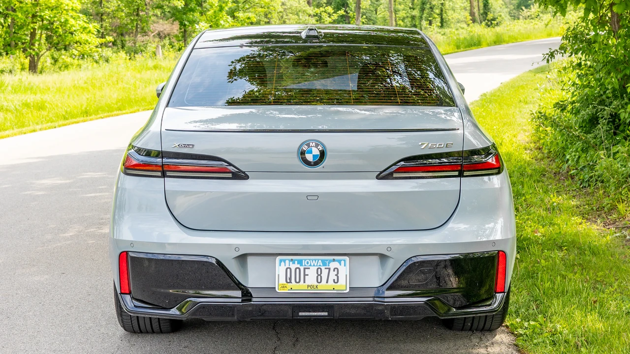 2024 BMW G70 7 Series - Image 12 of 31