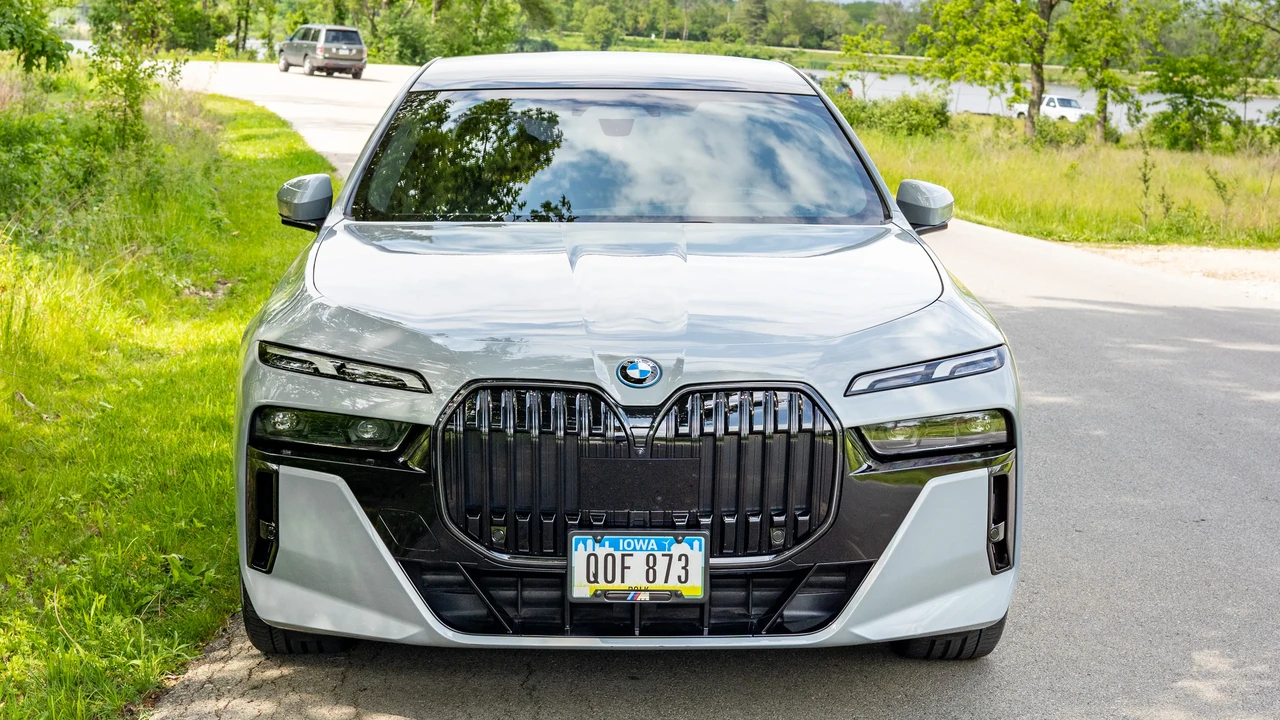 2024 BMW G70 7 Series - Image 2 of 31