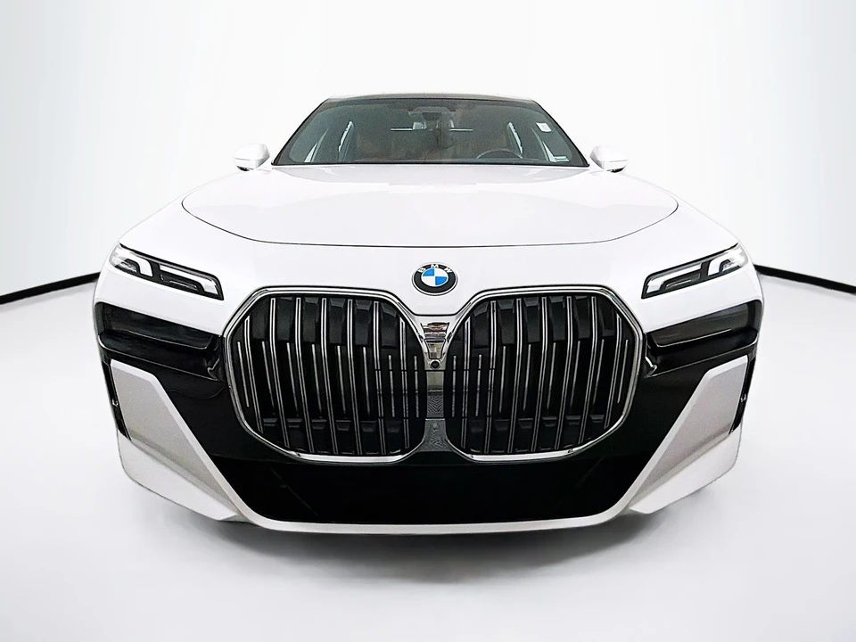 2024 BMW G70 7 Series - Image 2 of 12