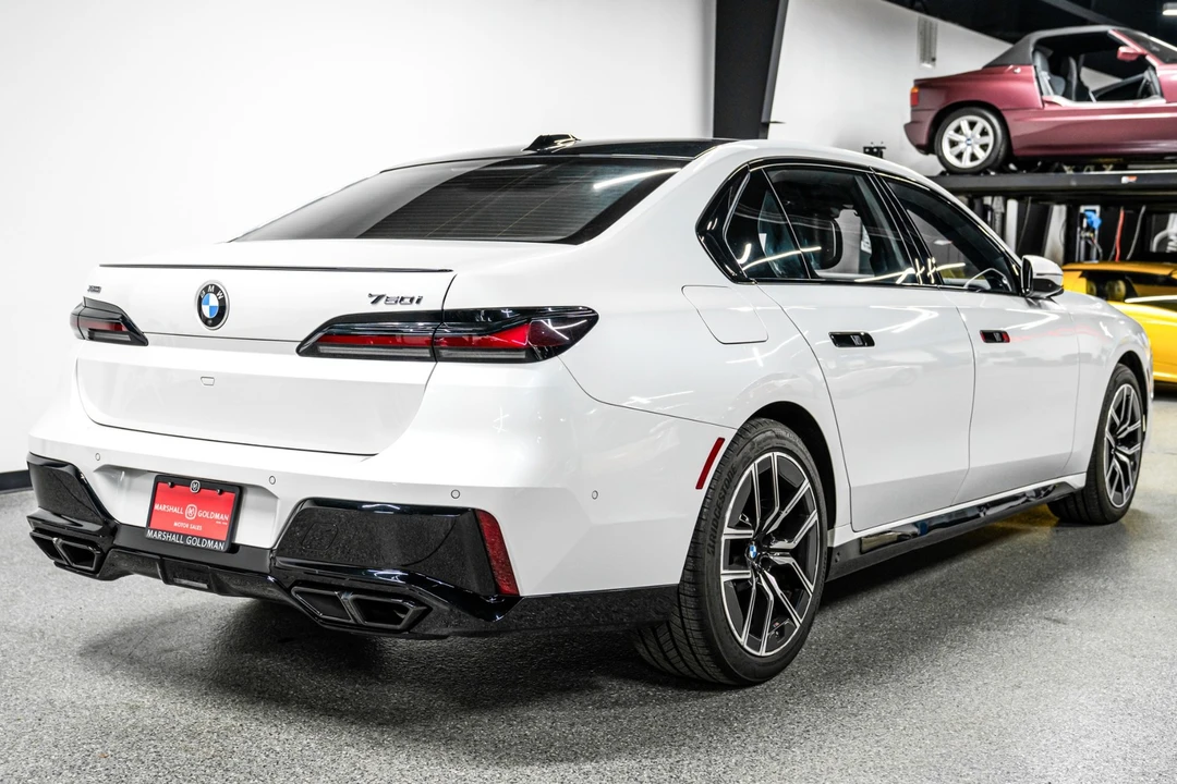 2024 BMW G70 7 Series - Image 8 of 21