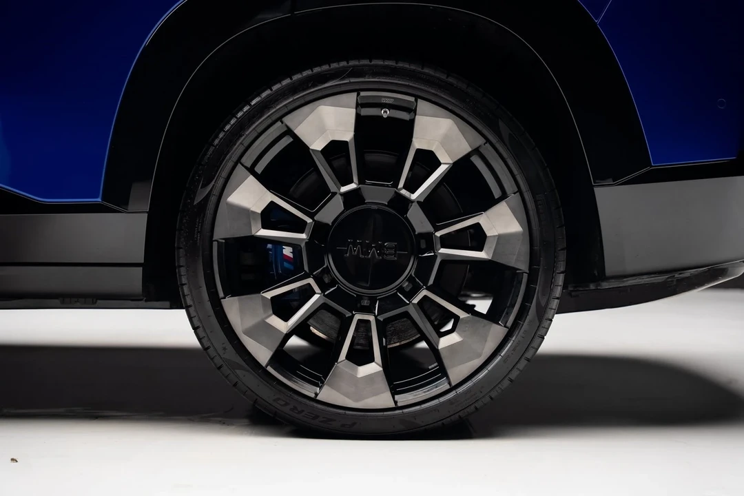 2024 BMW XM - Image 16 of 21