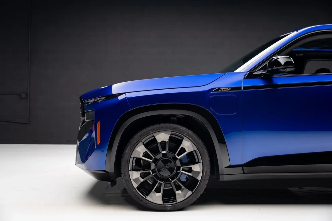 2024 BMW XM - Image 17 of 21