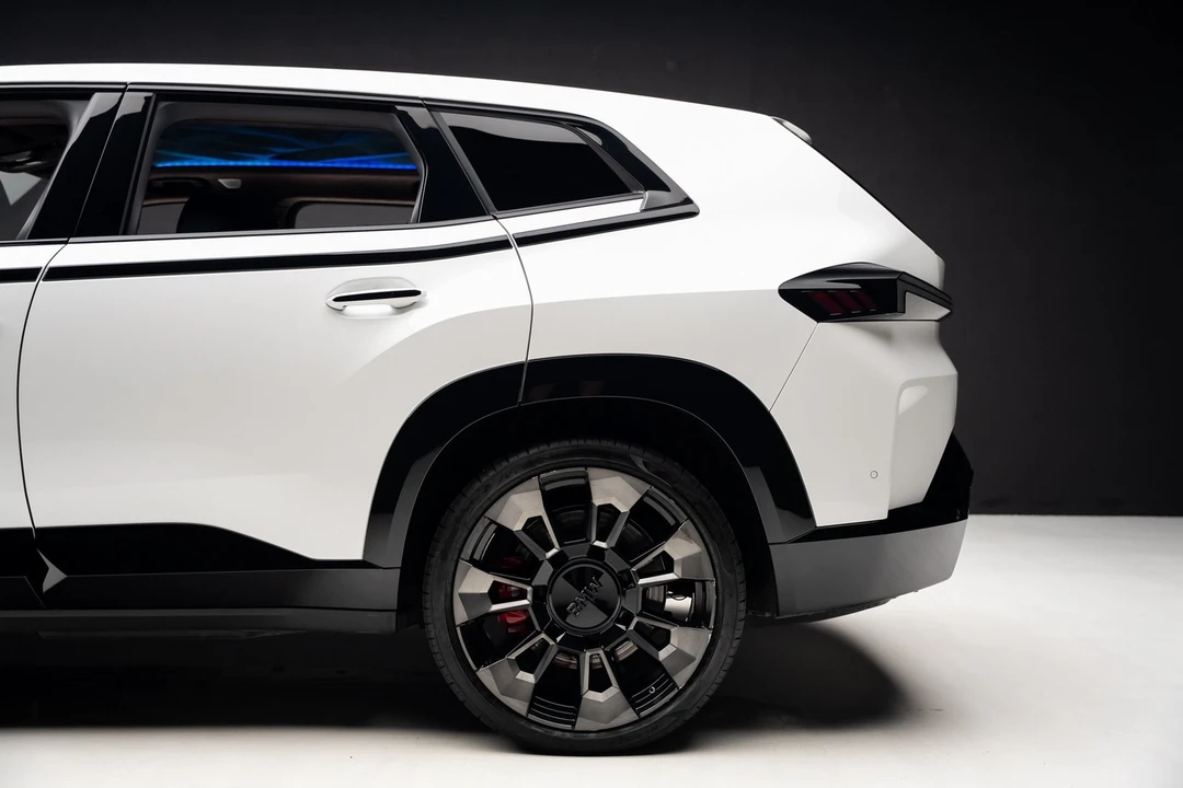 2024 BMW XM - Image 18 of 21