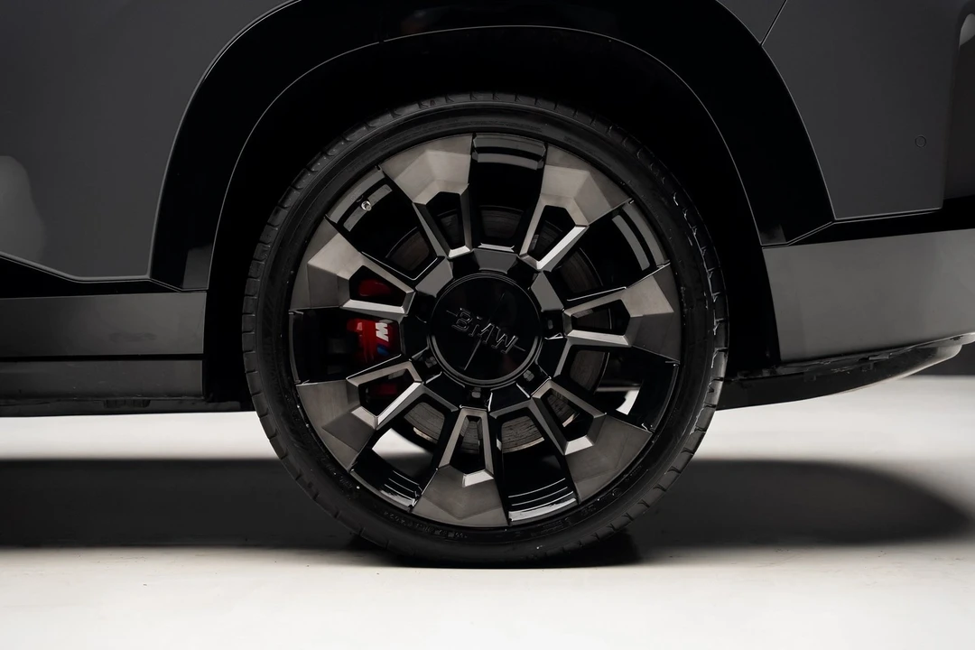 2024 BMW XM - Image 19 of 21