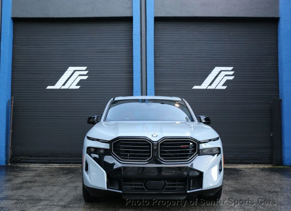 2024 BMW XM - Image 8 of 12