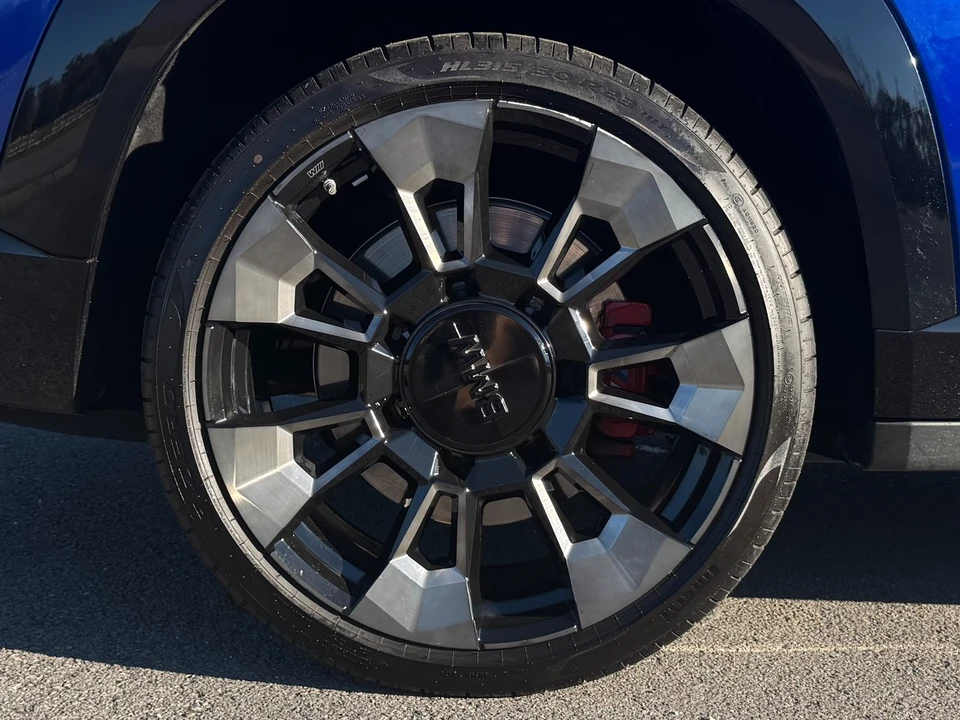 2024 BMW XM - Image 11 of 12