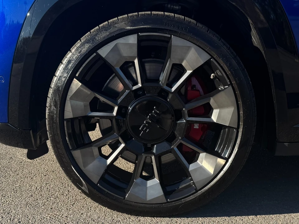 2024 BMW XM - Image 13 of 21