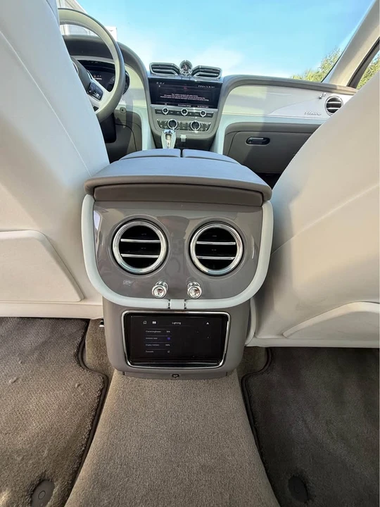 2024 Bentley Bentayga - Image 18 of 21
