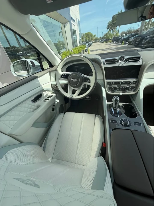 2024 Bentley Bentayga - Image 18 of 20